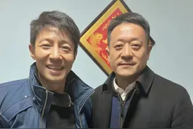 撒贝宁回武汉老家过年！穿着朴素笑得满脸褶，和乡亲合影接地气图片