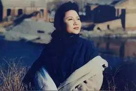 19岁成名，34岁出家的歌后李娜，如今怎么样了？图片