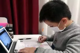 妈妈上厕所，4岁女儿“代课”引百万网友围观：认真乖乖听课图片