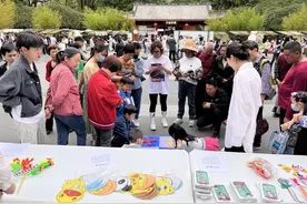 火爆小长假 游客到人民公园体验成都安逸生活图片