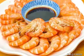 水煮虾，用冷水还是开水？弄错了又老又柴，腥味重，教你正确做法图片