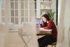 百人网络爆破课堂放不雅短片，女教师成重灾区，学生用破坏博关注图片