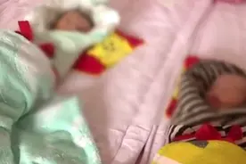 女子坚持足月生下双胞胎后病危，丈夫：为了省孩子早产住保温箱的钱图片