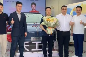 孙颖莎父亲在河北再提新车！戴女儿送的表一脸骄傲，已代收4辆车图片