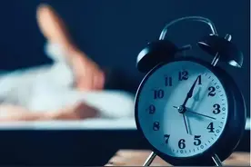 研究确定“最佳入睡时间”段，睡太早或太晚，都有健康风险图片