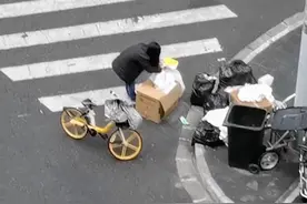 上海一女子在垃圾堆找吃的，看着她恋恋不舍的样子，网友们破防了图片