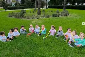 外国夫妻2年找代孕生21个娃，请16个保姆，结果丈夫被捕入狱了图片