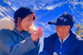 捡破烂的老汉，打了74年光棍，培养出身价过亿的漂亮女儿图片