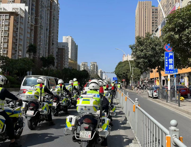 马路不是停车场！汕头交警持续加强停车秩序整治