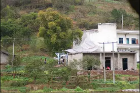 2004年重庆农民勇救19人，因此染病无钱就医，临终前劝儿子行善事图片