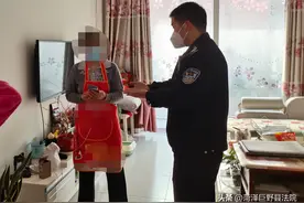 “妈，别信，我报警了！”图片