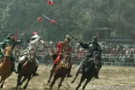 《新三国》三英战吕布，演绎出曹操奸诈，刘备聪明，吕布弱智图片