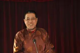吉林男子自称乾隆七世孙，戴“3亿”扳指：这是我家的，凭啥上交图片