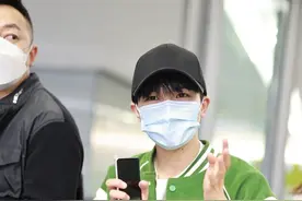 周深深夜抵达上海虹桥机场图片