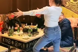 “应该给我小费！”男子和朋友KTV玩到半夜，妻子查岗时跳舞助兴图片