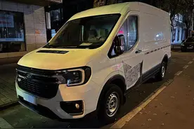 内饰双联屏+电子挡杆，福特新款厢式运输车曝光！期待图片