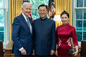 美总统接见时，一个细节引人注目，我大使既没穿西装，也没打领带图片