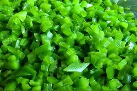 入秋吃饺子，韭菜芹菜靠边站，多吃青椒！维C含量极高，别不懂吃图片