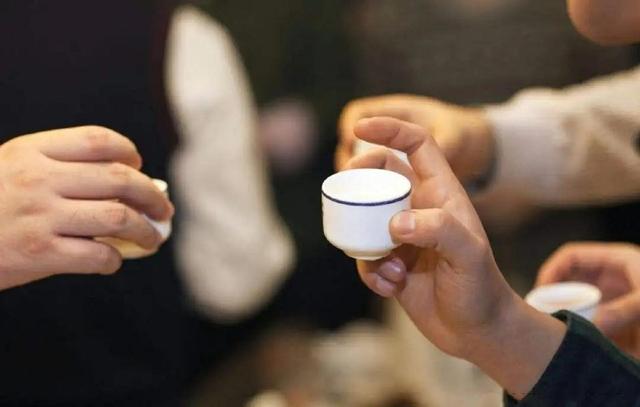 提醒大家:酒桌到你敬酒时,牢记这3句"行话",全桌人都认可你