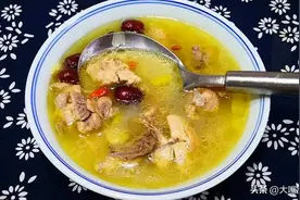 炖鸡汤，鸡肉要不要焯水？牢记3个技巧，肉嫩汤鲜，金黄油亮不腥图片
