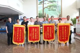 不想说再见！驻村任务结束返回，村民依依不舍……图片