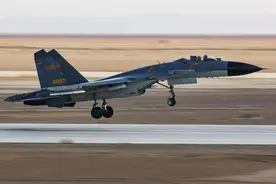 白头版歼-11BG现身，中国改进现役战斗机之路，与美国完全不同图片