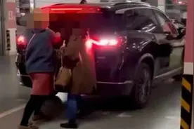 我就站着！我就躺着！这些抢占车位的狠人，都是人才图片
