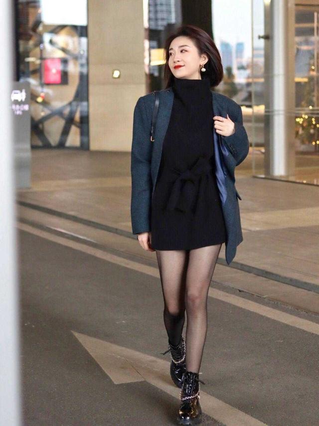 你们就可以通过半身裙或者是连衣裙搭配黑色丝袜,体现性感迷人的魅力