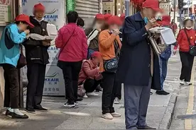 内地平价旅游团挤爆香港：公厕前吃杯面，一天跑12个景点图片