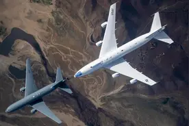 美军核战机抵近，解放军慑压战巡，无侦7现身，F15C/D无能力为力图片