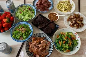 山东丈母娘做一桌子菜招待女婿，走红朋友圈，网友：看饿了图片