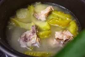 广东人煲汤有一手，苦瓜汤这样做，甘甜清润鲜香，不发苦不油腻图片
