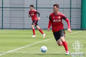 大连“三雄”逐鹿中冠联赛图片