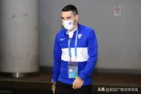 独家视频：送战友踏征程 斯坦丘暂别三镇队回罗马尼亚参加欧国联比赛图片
