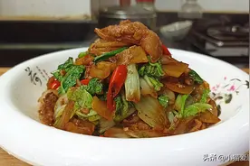 白菜和土豆这样做香气十足，特别下饭，冬天我家隔三岔五做着吃图片