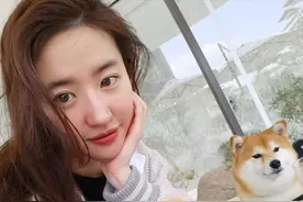 35岁刘亦菲晒无修图出游照，怼脸镜头雀斑毛孔清晰可见，美得真实图片