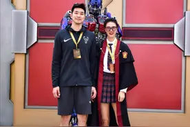 砸场子!张常宁吴冠希逛环球影城,合影擎天柱被吐槽:你俩挡我镜头图片