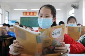 80后家长晒出“怀旧风”课本，汉语拼音通俗易懂，小学生羡慕不已图片