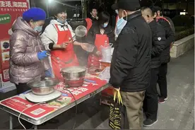 温情冬至：淘菜菜联合石家庄55个爱心团点给环卫工人、独居老人送饺子图片