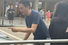 袁咏仪爱马仕扫货张智霖开保时捷接人，可惜跑车前盖塞不下战利品图片