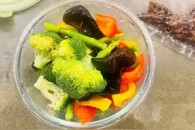 江西00后女子做轻断食减脂餐，发朋友圈火了，老妈：你也忒狠了图片