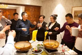 轮到你敬酒，别干站着当“哑巴”，学会4句敬酒词，让人刮目相看图片