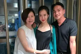 骆达华女儿长得真惊艳，一袭碎花裙身材不输模特，和爸爸五官很像图片