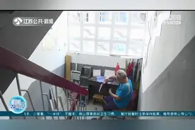 无私奉献 助人为乐 常州耄耋老人15年为居民义务修伞近5000把图片