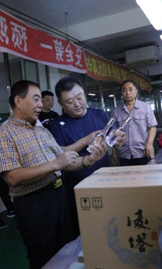 刘金享首长莅临朝阳市百年酒企——凌塔酒业