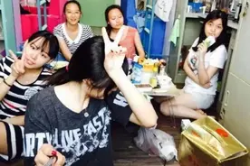 大学女生宿舍遭突查，“违禁品”多得藏不住，辅导员：你们真会玩图片