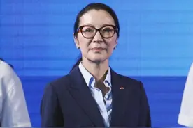 杨紫琼巴黎给跳水冠军颁奖！解说不介绍惹争议，传说原来是真的？图片