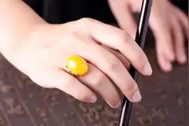 惊！女人戴琥珀，竟暗藏这么多不为人知的好处图片