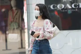 牛仔裤怎么搭配？方领泡泡袖上衣+粗跟皮鞋，轻松穿出时髦气质图片
