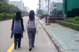 深圳往事：白天工厂流水线，夜晚酒吧服务员，女邻居的双面人生图片